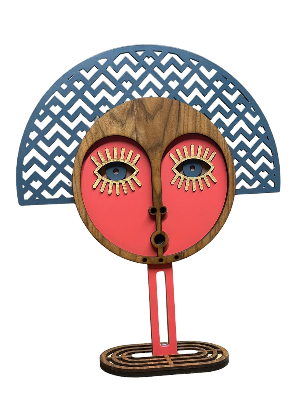 Chili Tribe Doll Figur: Einzigartige Holzmaske mit rotem Gesicht, blauen Augen und dekorativem Kopfschmuck.