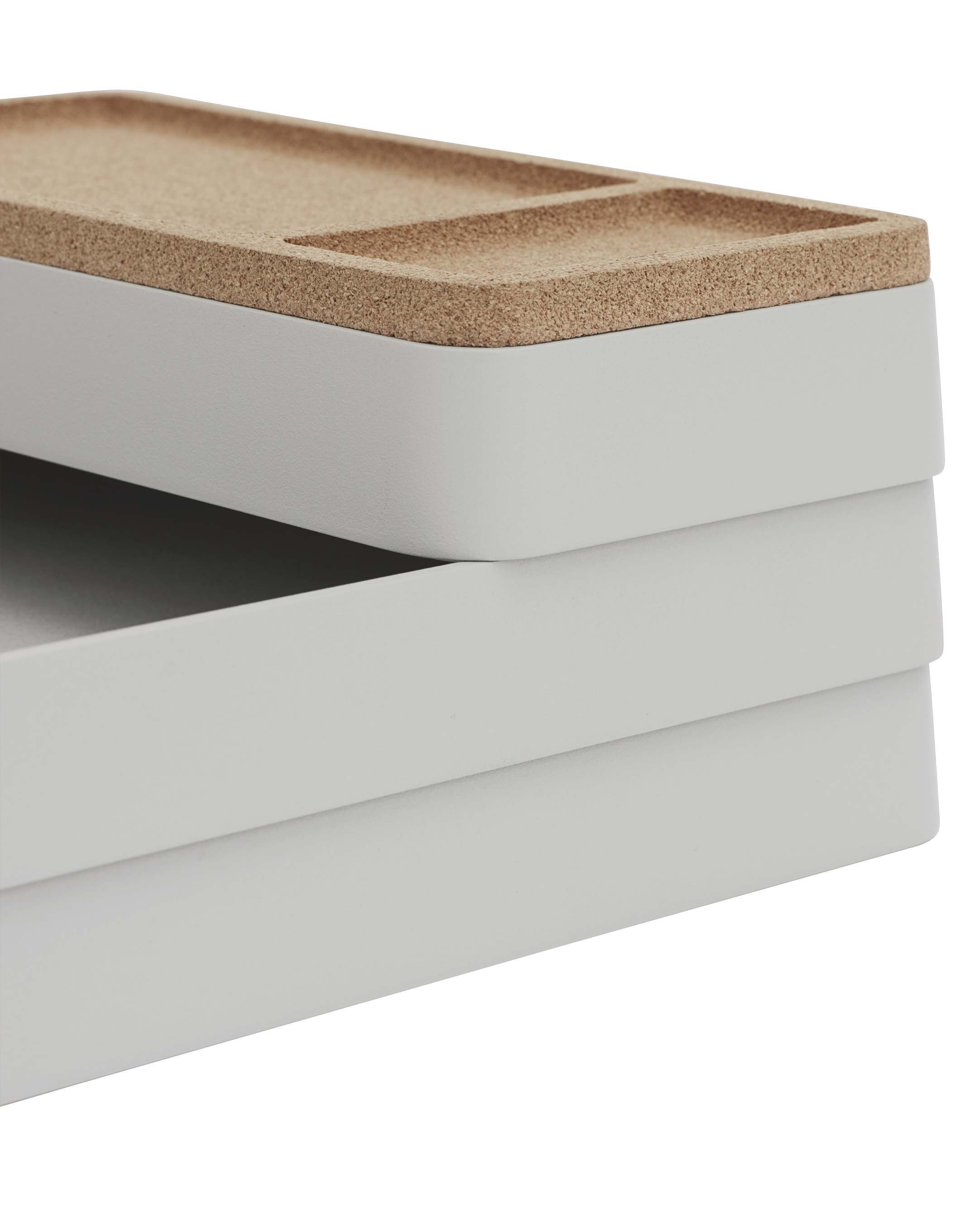 Muuto Arrange Desktop Serie Konfiguration 1: Detailansicht des modularen Schreibtisch-Organizers in Grau und Kork.