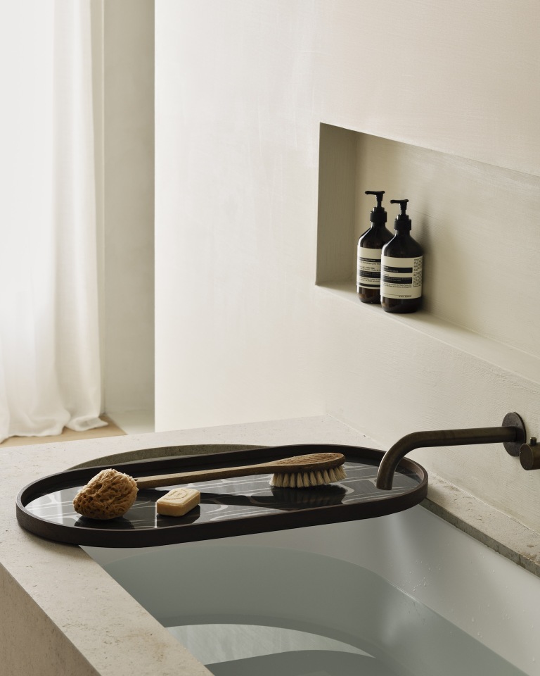 Second Nature Trays Lang Ethnicraft: Badewanne mit Ablage für Seife, Bürste und Schwamm im modernen Badezimmer.