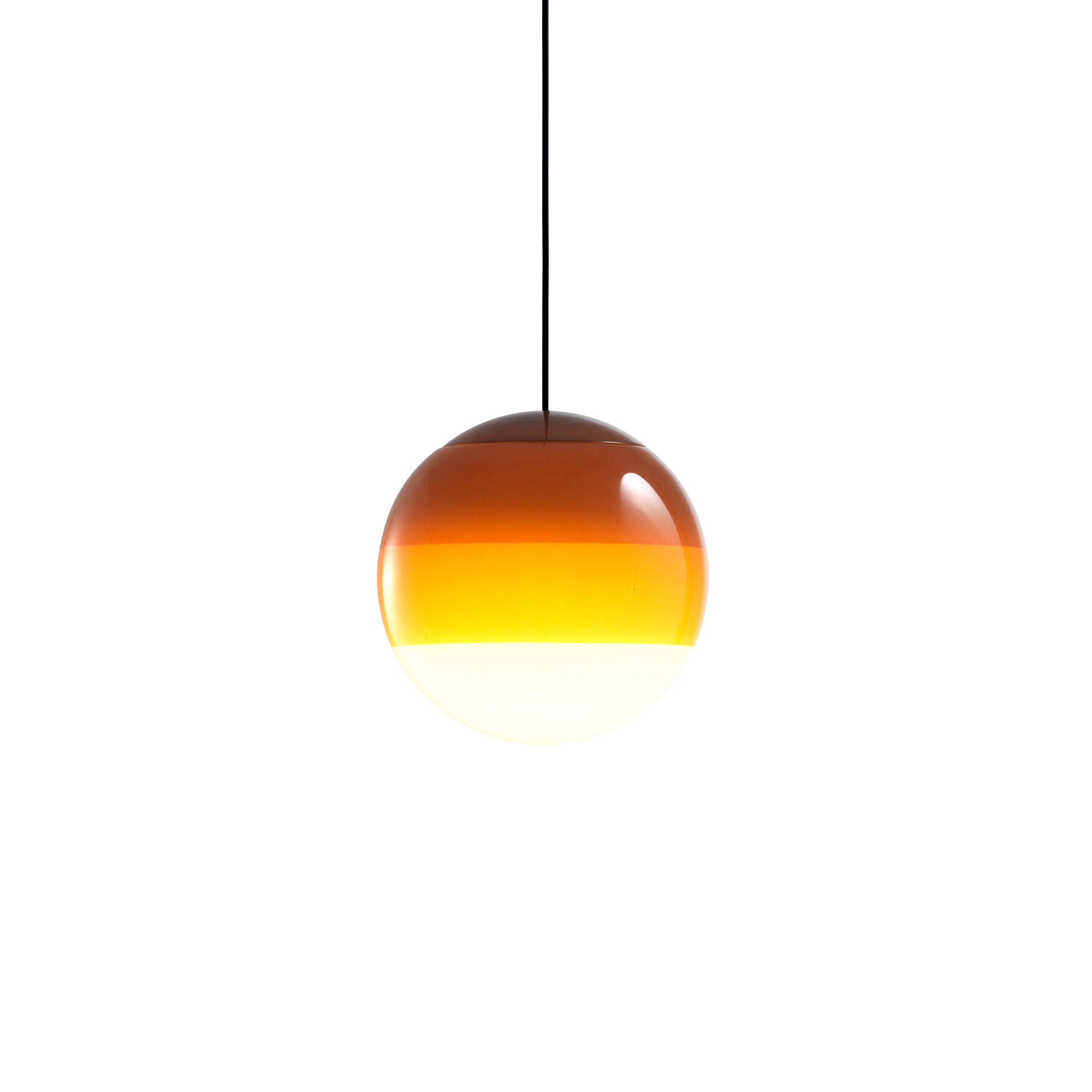 Nahaufnahme der Dipping Light Pendelleuchte von Marset in Bernstein. Moderne LED-Hängeleuchte.