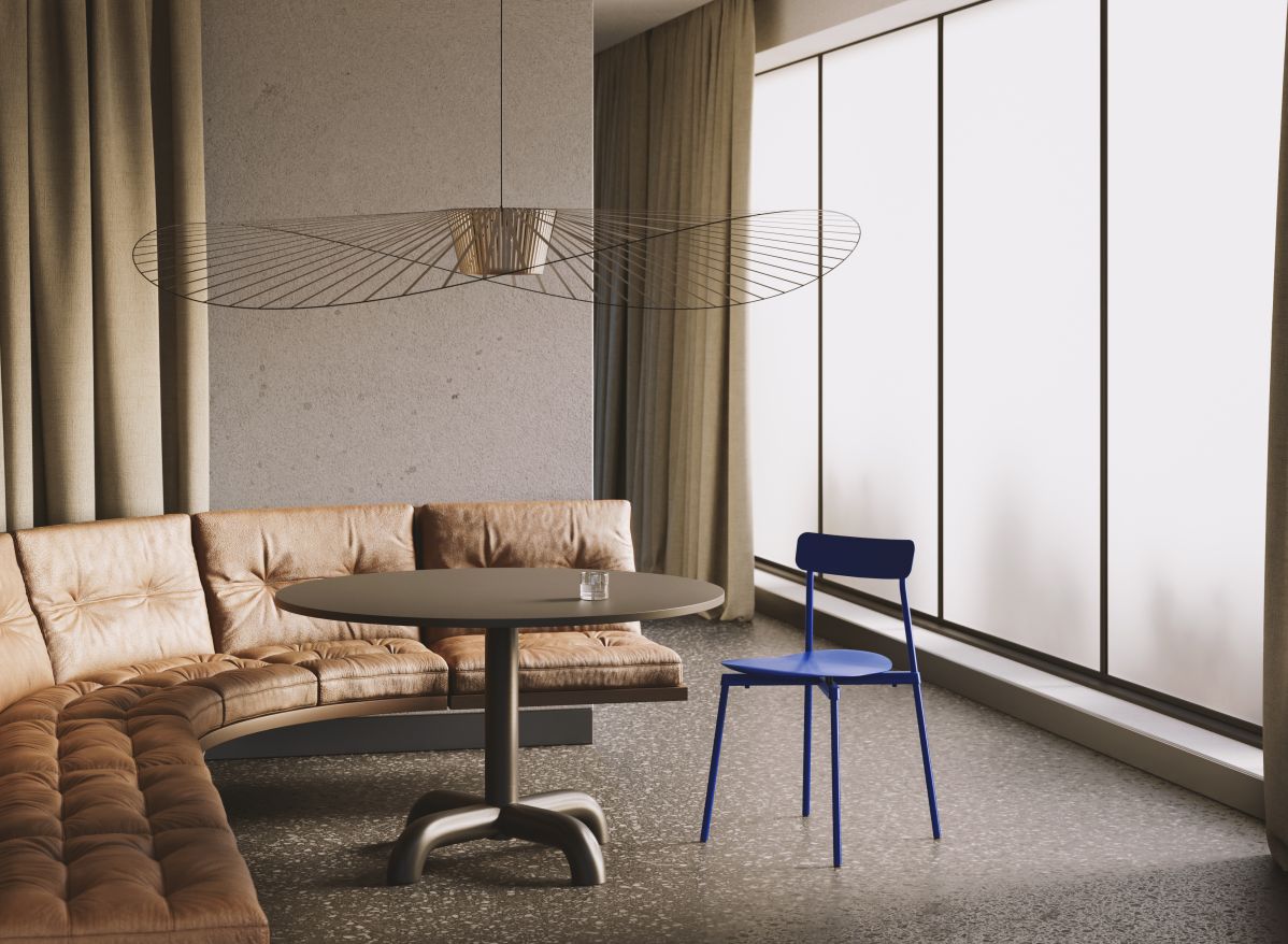 Wohnzimmer mit braunem Ledersofa, rundem Tisch, blauen Stuhl und moderner Pendelleuchte. Möbel für stilvolles Wohnen.