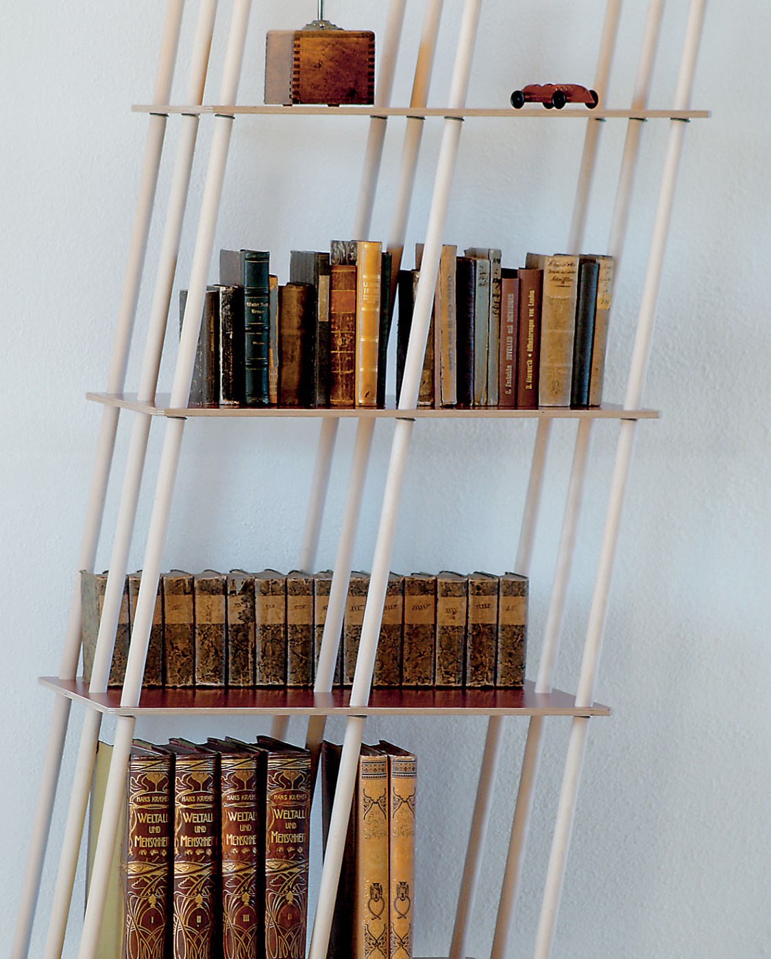 Es Regal von Nils Holger Moormann, ein modernes Bücherregal aus hellem Holz mit schrägen Streben.