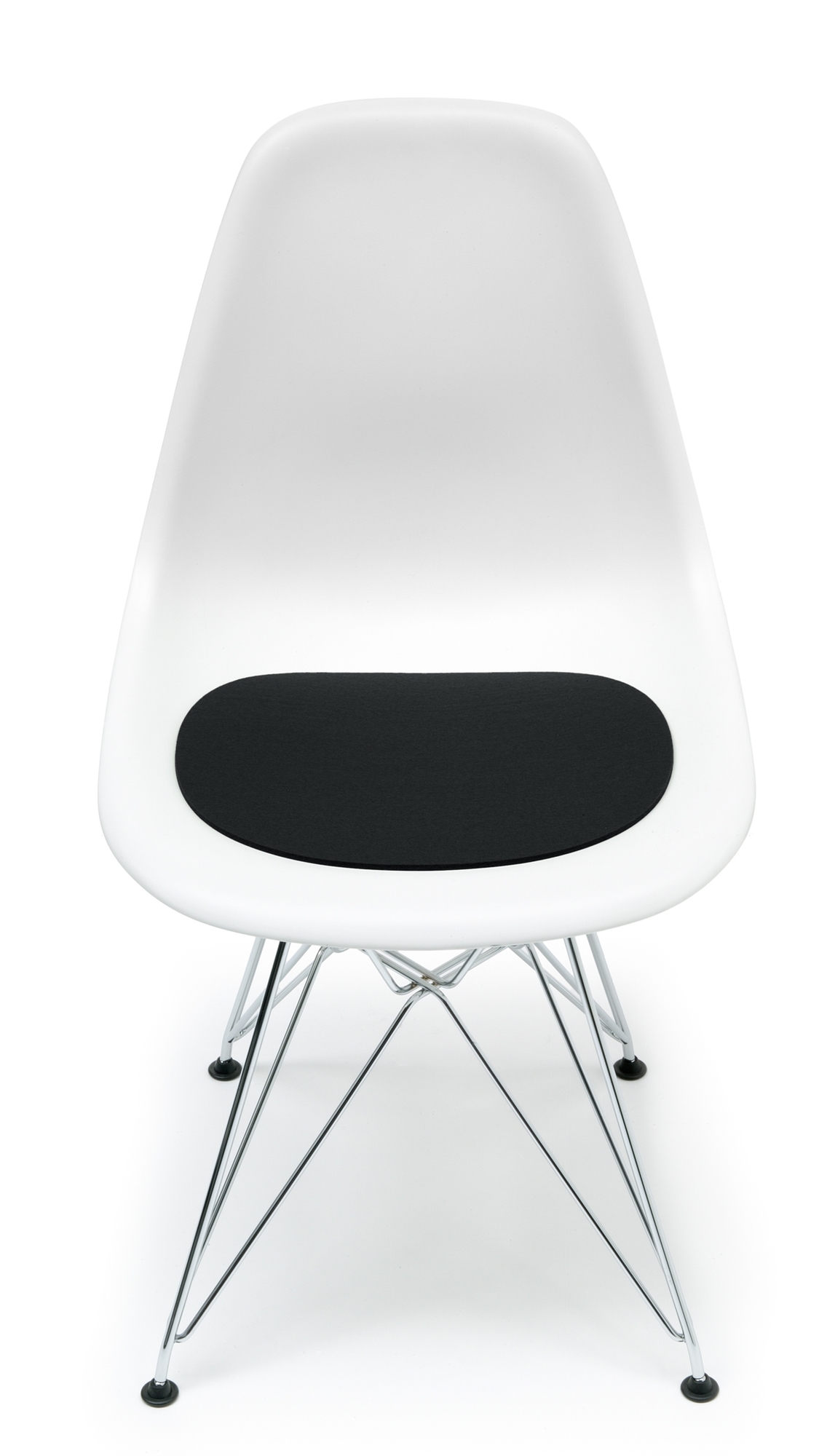 Weißer Eames Plastic Side Chair mit schwarzer Hey Sign Filz Sitzauflage für DSR/DSW Stühle.
