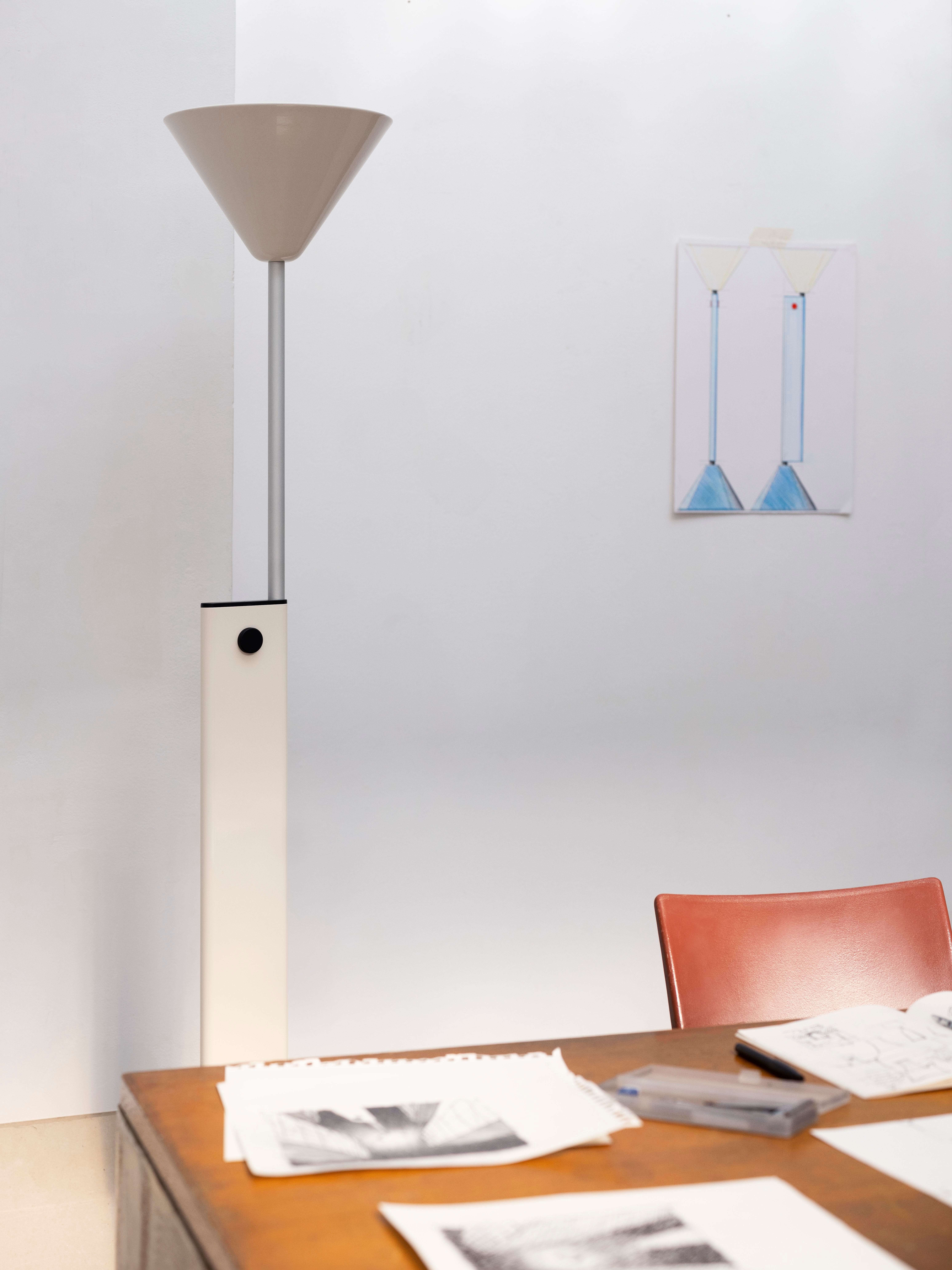 Beige Twist Floor Lamp Stehleuchte von Hay neben einem Schreibtisch mit Zeichnungen in einem hellen Raum.