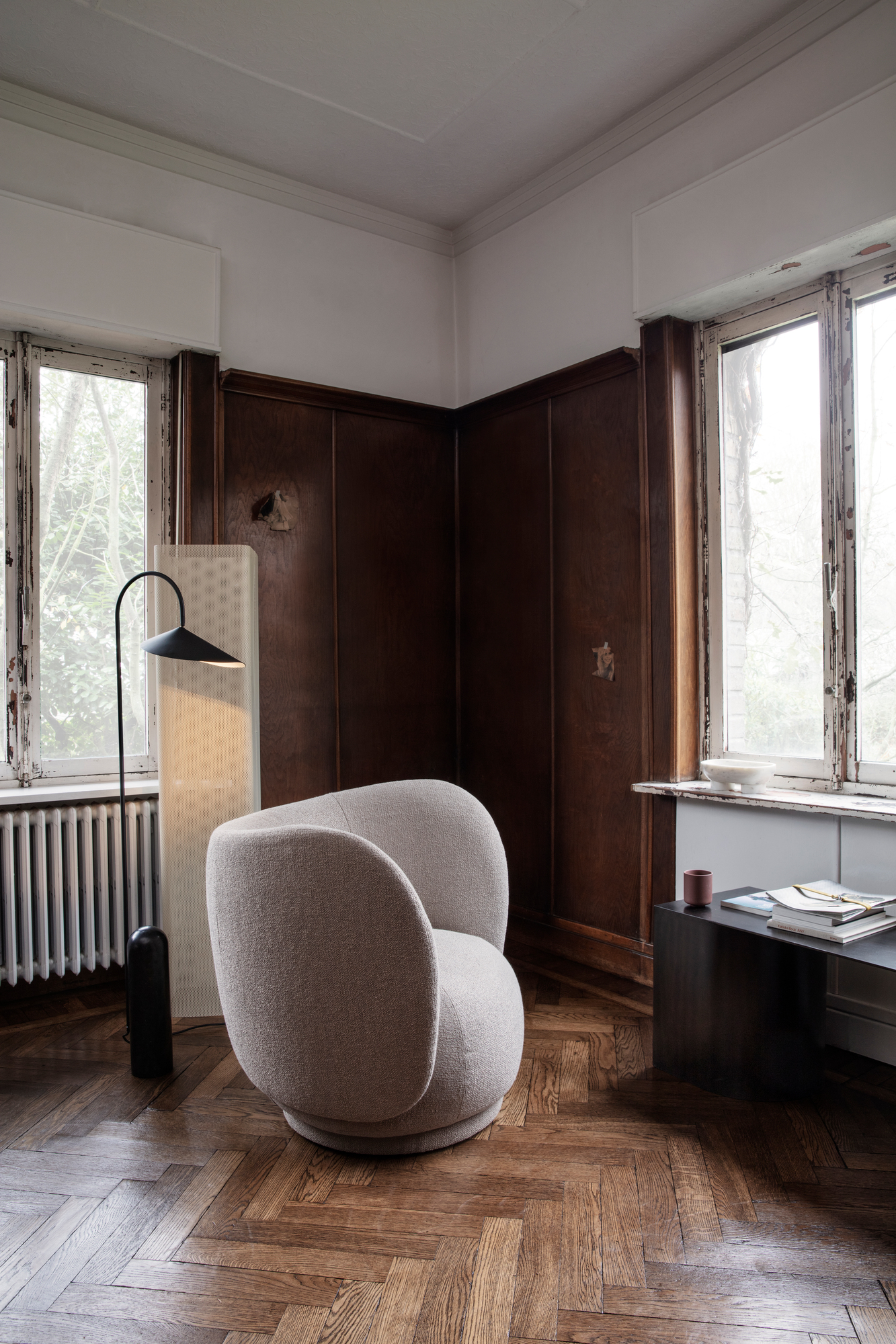 Beiger Rico Sessel von Ferm Living mit Bouclé-Bezug in einem stilvollen Raum.