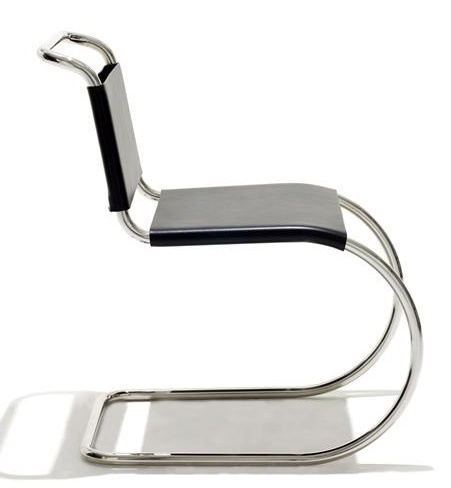 MR Freischwinger Stuhl von Knoll International ohne Armlehne, Stahlrohrgestell und schwarze Sitzfläche, Seitenansicht.
