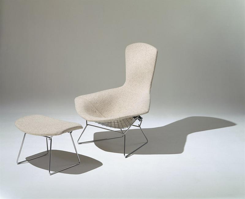 Bertoia Hocker von Knoll International: Drahtgestell mit cremefarbener Polsterung, passender Fußhocker, Designklassiker.