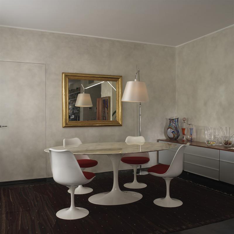 Esszimmer mit ovalem Tisch und vier weißen Tulip Chairs von Knoll International mit roten Sitzkissen.