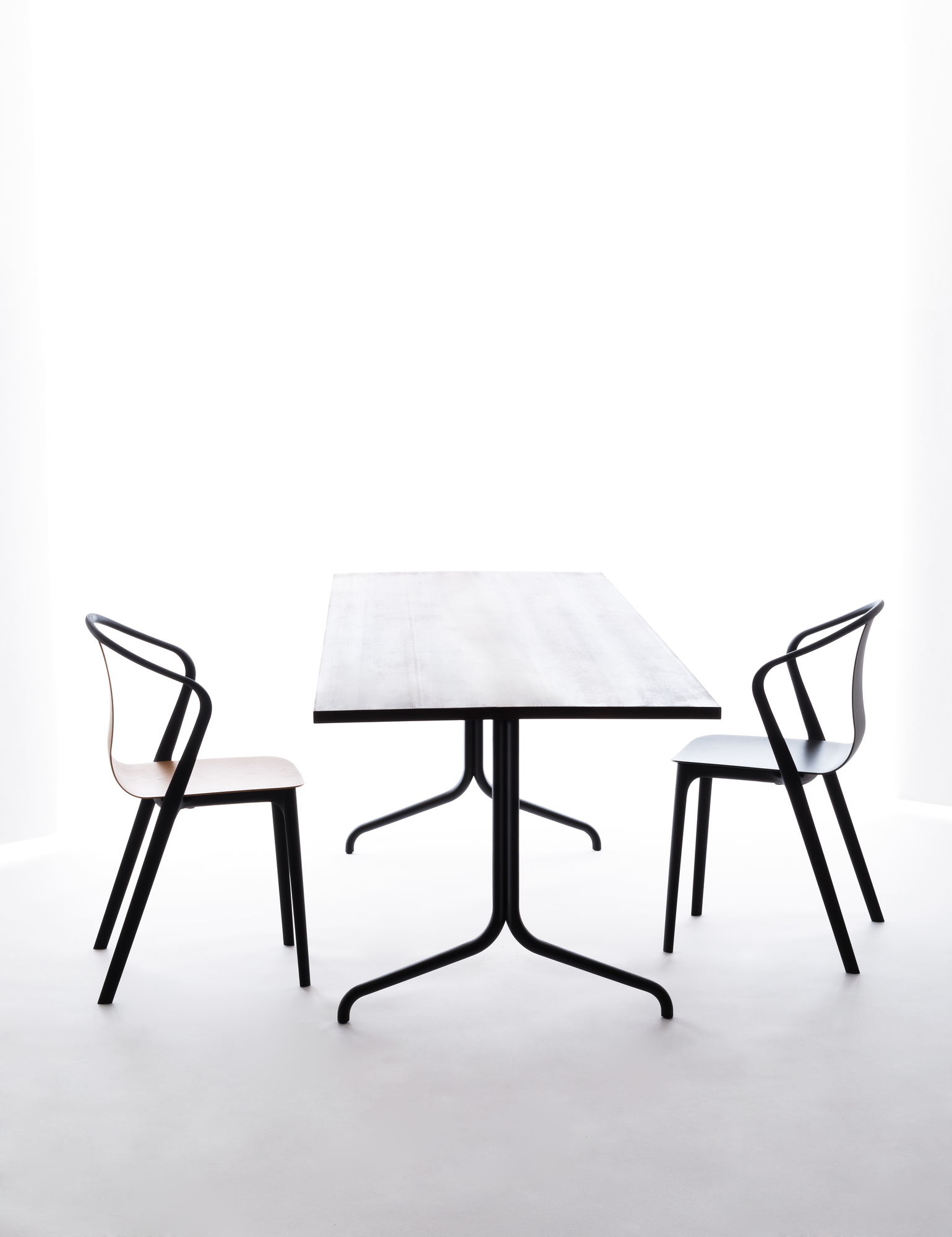 Belleville Chair Plastic Stuhl von Vitra in Schwarz und Holz mit Esstisch.