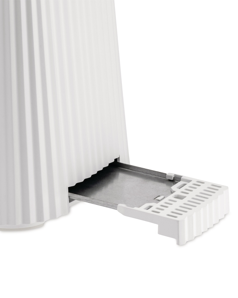 Detailaufnahme: Krümelschublade des weißen Alessi Plissé Toasters aus dem Bundle.
