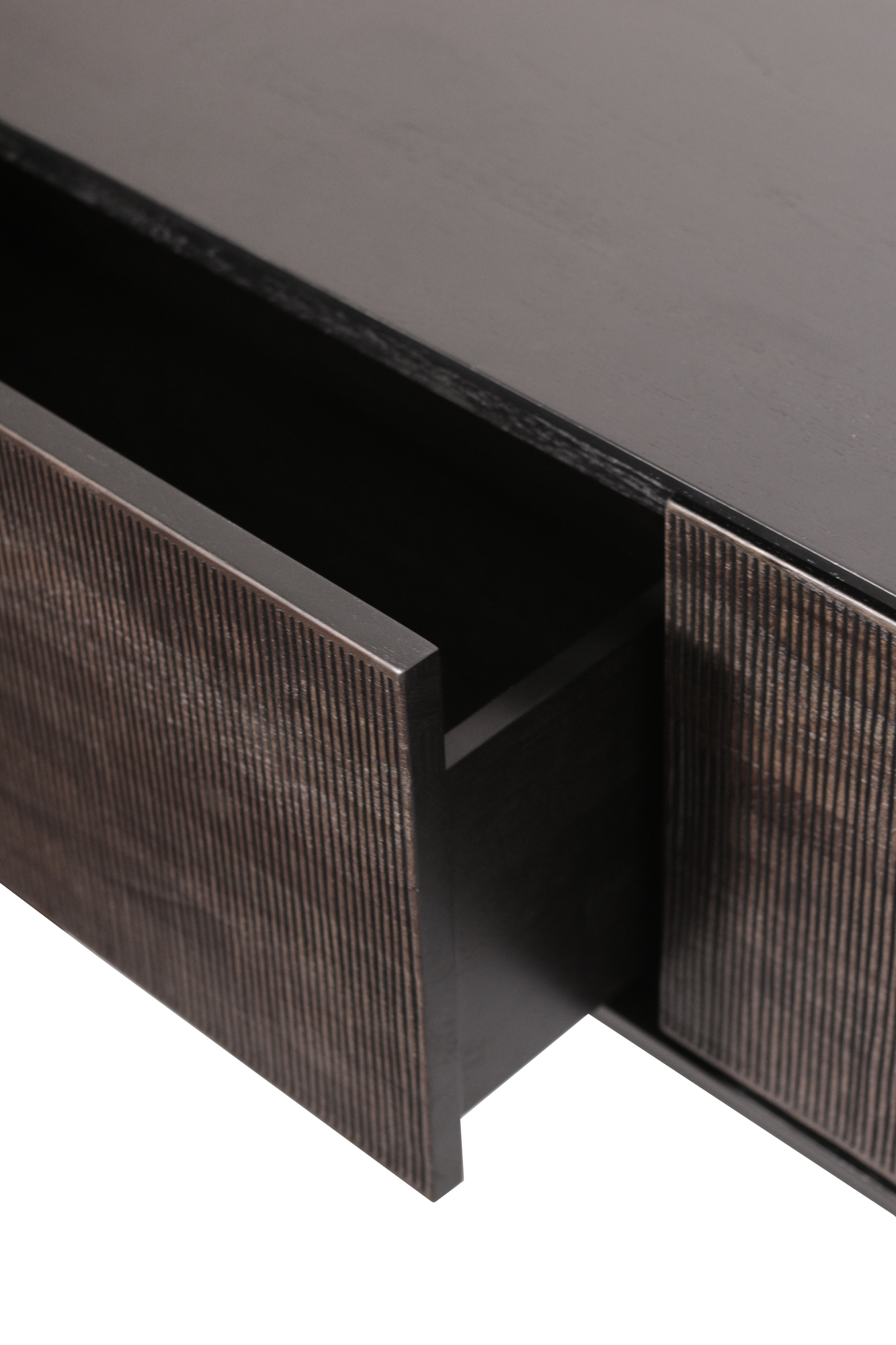 Detailaufnahme des Ethnicraft Teak Grooves TV-Möbel mit offener Schublade und feiner Holzstruktur.