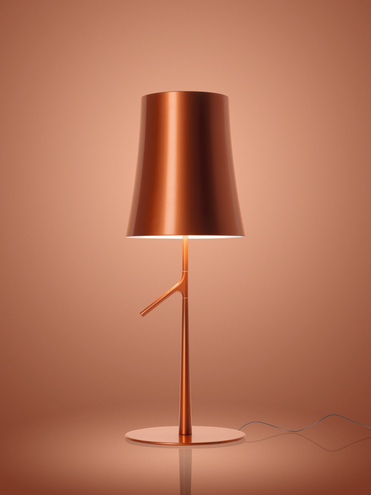 Graphitfarbene Birdie LED Tischleuchte von Foscarini mit konischem Lampenschirm und Ast-Detail.