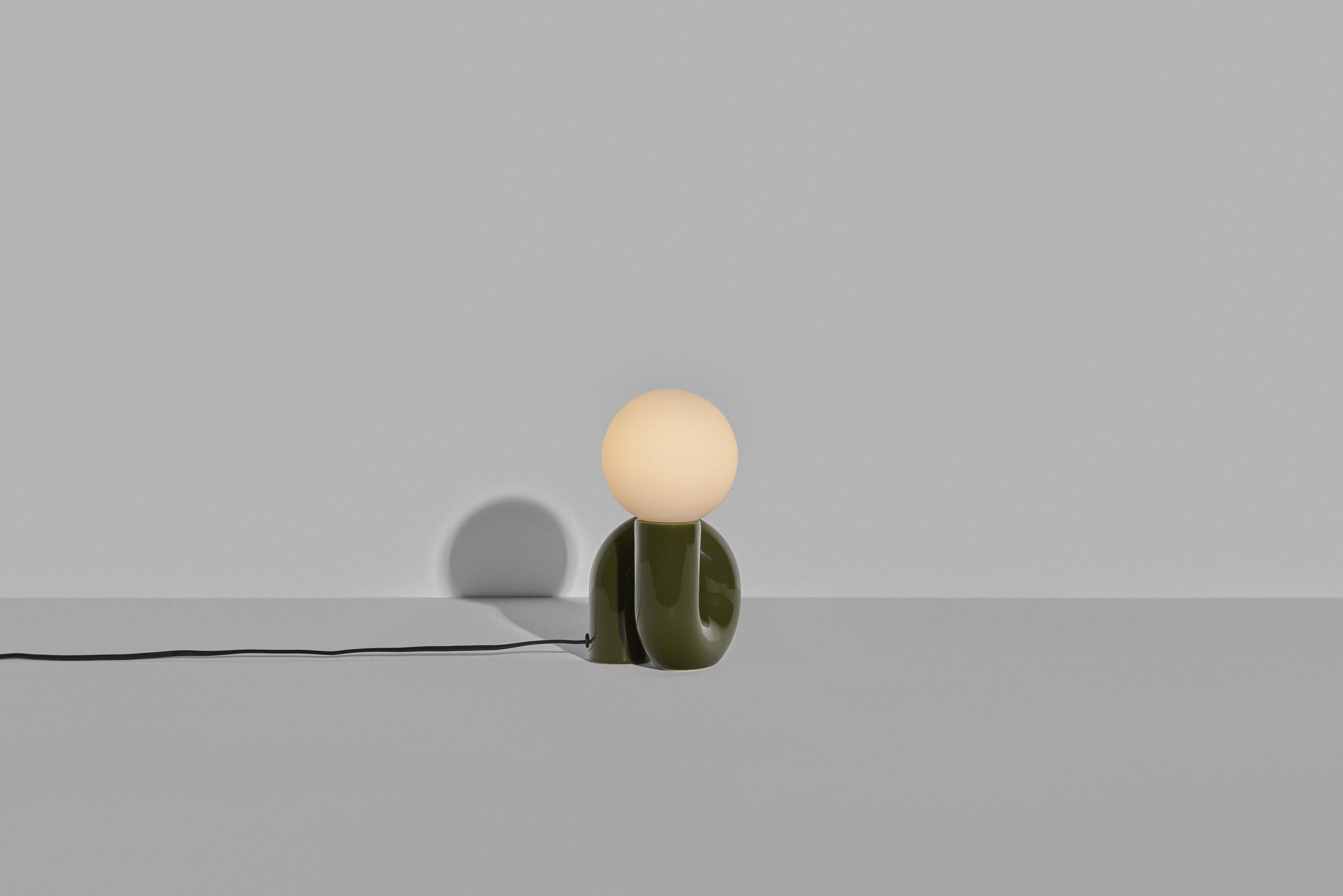 Grüne Neotenic Tischleuchte von Petite Friture mit leuchtender Kugel, modernes Design für Nachttisch oder Schreibtisch.