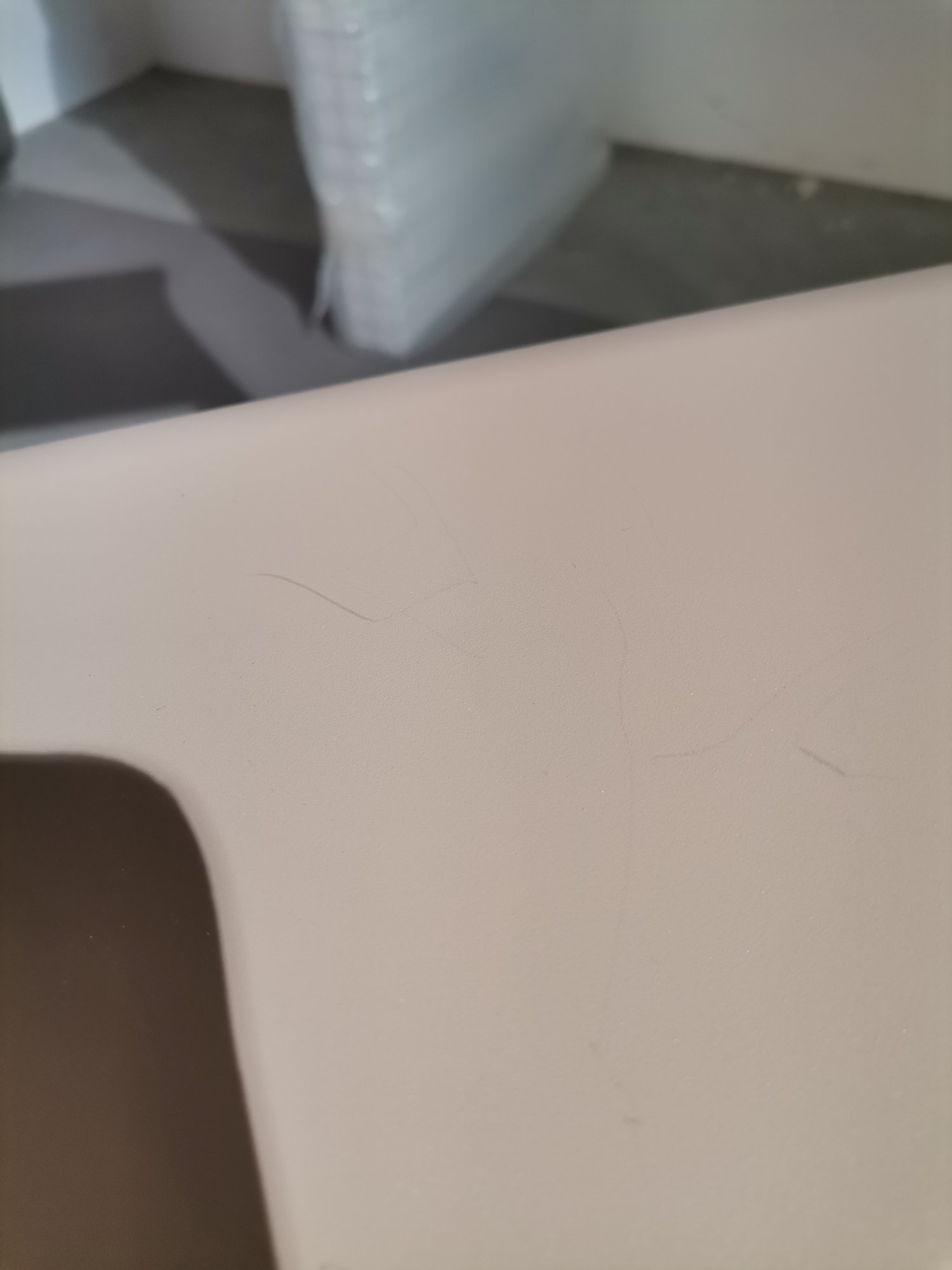Detailaufnahme des Bellevie Stuhls in Muskat mit Kratzern, ein Mängelexemplar für den Außenbereich.