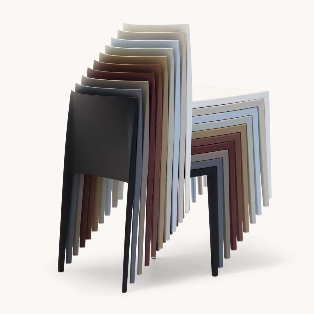 Stapelbare Sail Stühle von Andreu World in verschiedenen Farben, ideal für Konferenzräume und Büros.