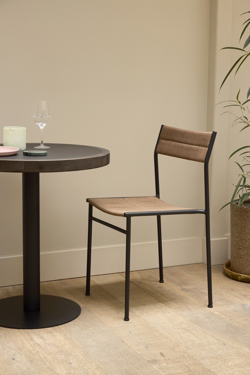 Vev Dining Chair Stuhl Northern mit schwarzem Metallgestell und Sitzfläche aus natürlichem Rattan.