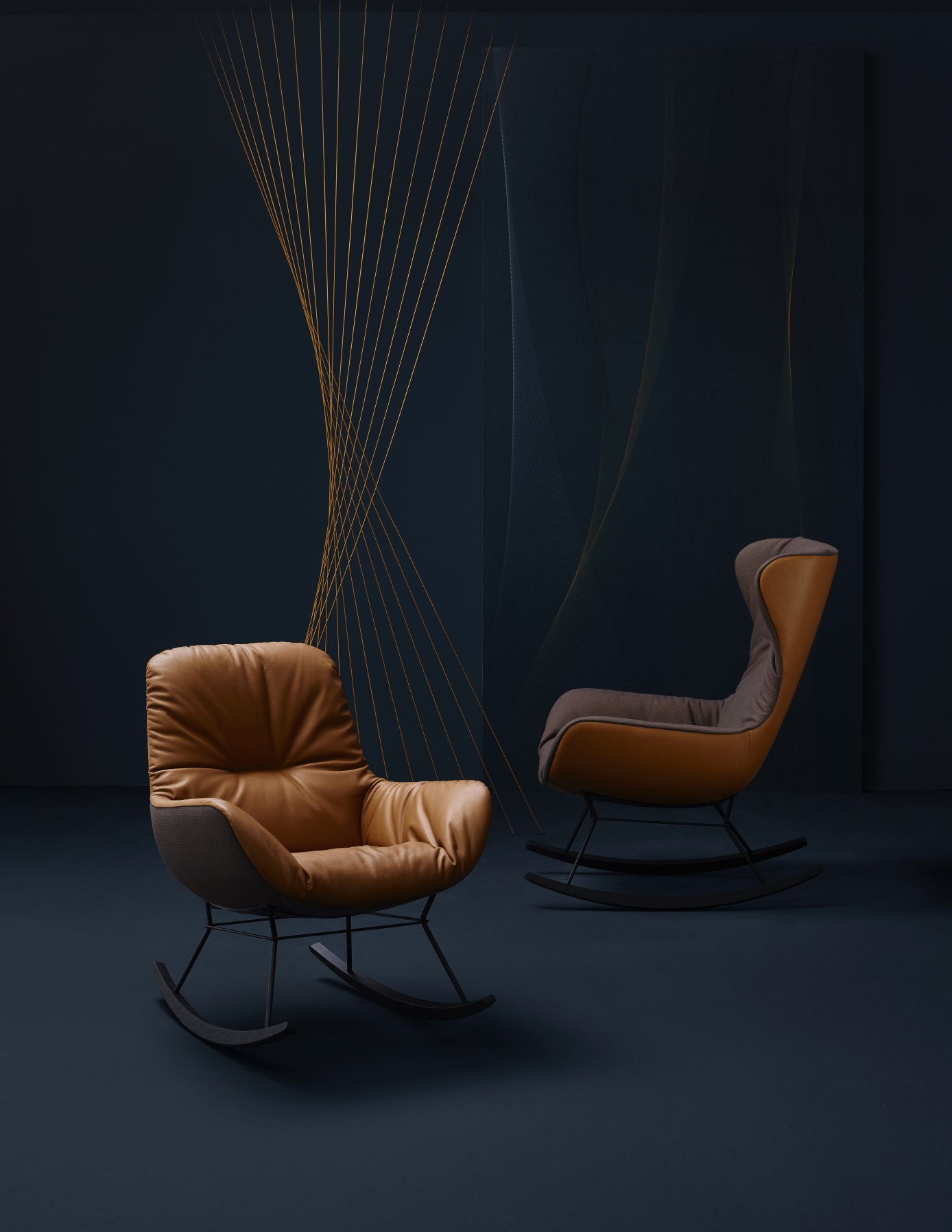 Zwei Leya Rocking Lounge Chairs der Freifrau Manufaktur in braunem Leder und dunklem Gestell.