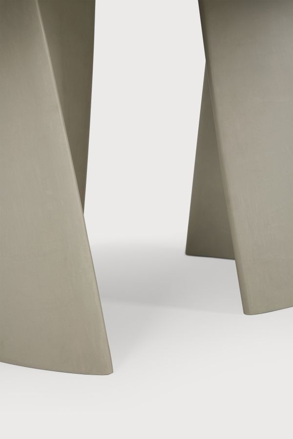 Detailaufnahme der Betonfüße des Canyon Outdoor Esstischs von Ethnicraft, moderner Gartentisch mit außergewöhnlichem Design.