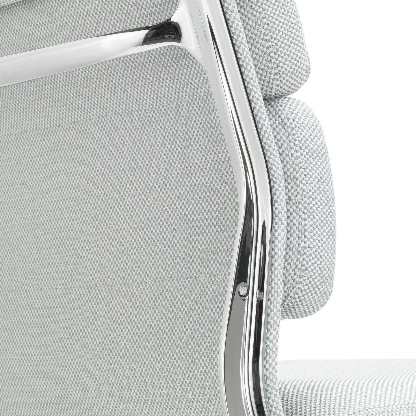 Detailaufnahme der Rückenlehne vom Vitra Soft Pad Chair EA205 mit hellblau-weißem Stoffbezug und Chromgestell.