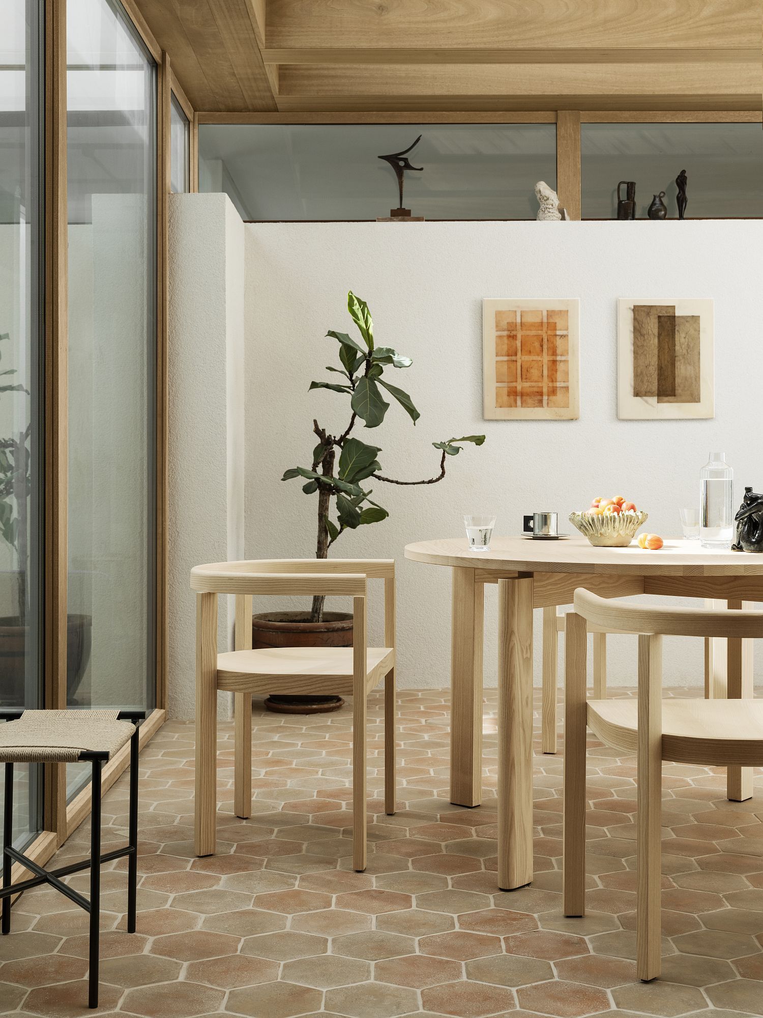 After Dinning Esstisch von Fritz Hansen aus hellem Holz mit Stühlen in modernem Esszimmer.