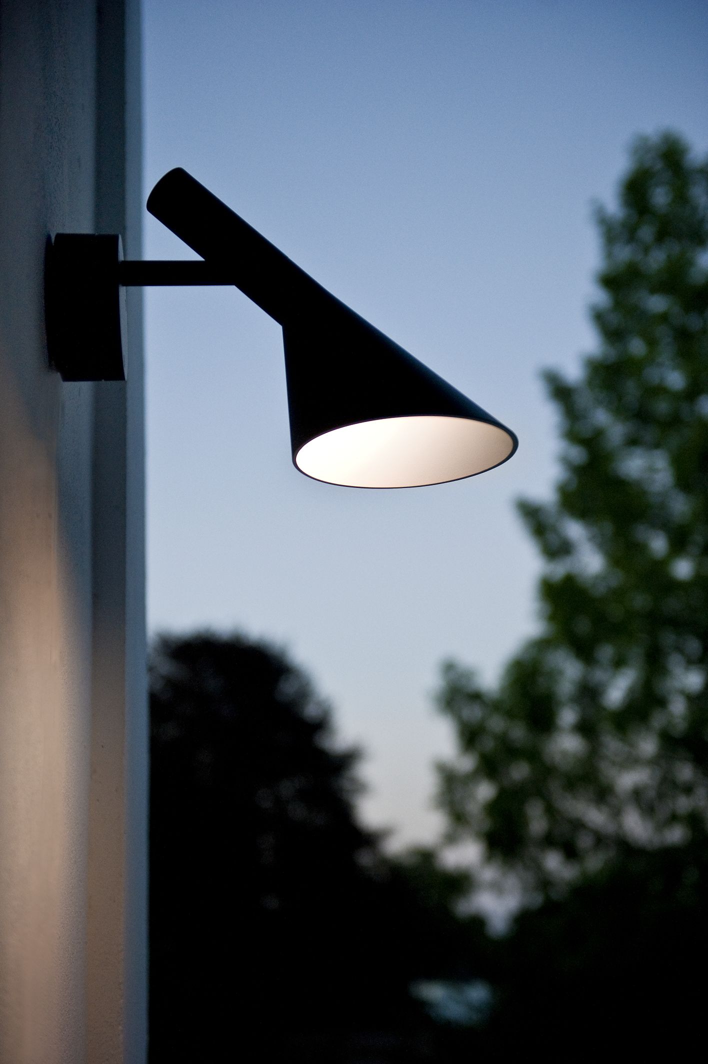 AJ 50 Wandleuchte von Louis Poulsen in Schwarz, Außenbeleuchtung für Haus und Garten.