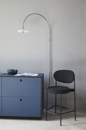 Schwarzer Series 430 Barhocker von Verpan mit Textilbezug Remix 123 und schlankem Metallgestell neben blauem Sideboard.