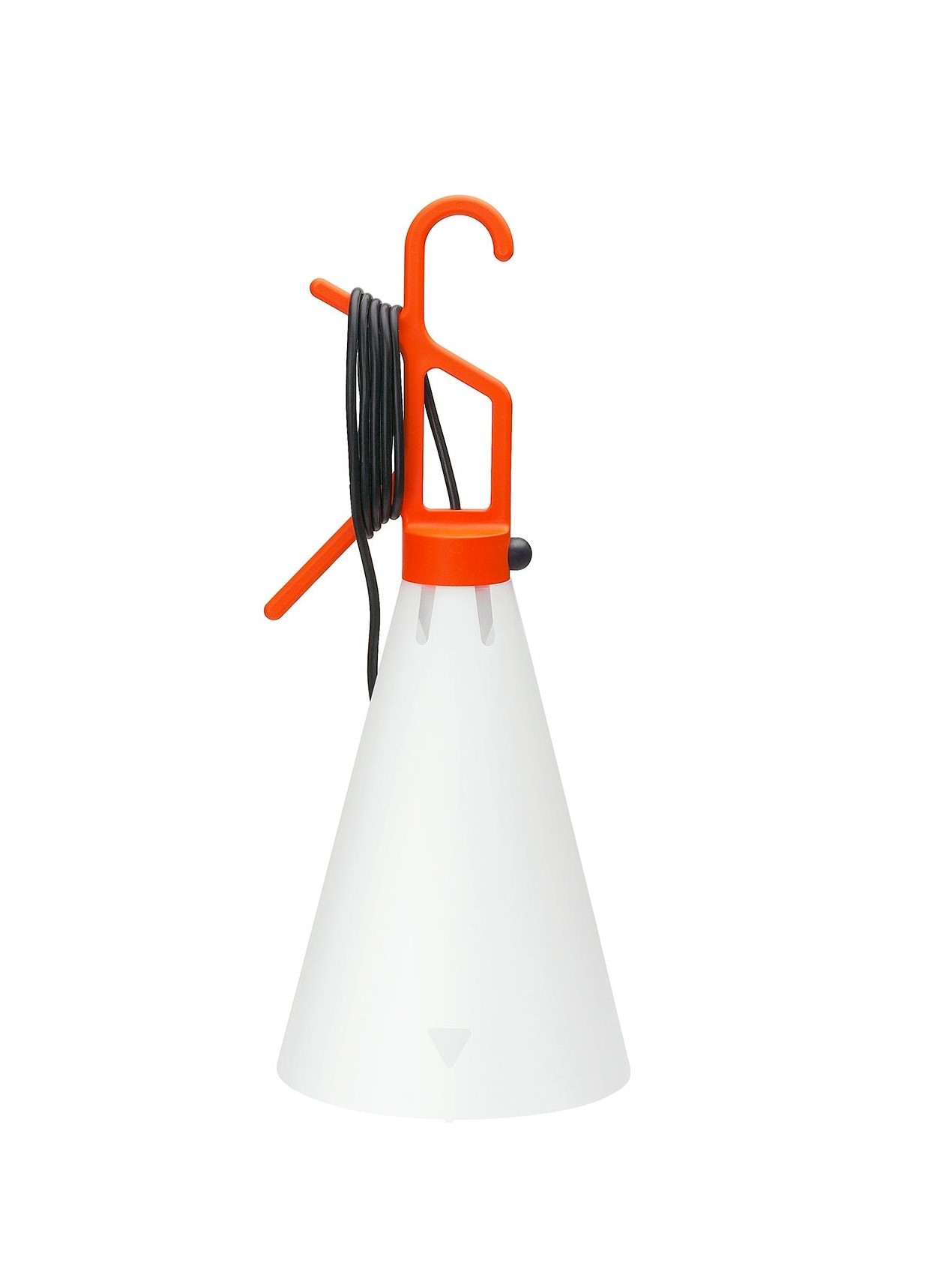 May Day Leuchte von Flos: Tragbare Lampe mit orangefarbenem Griff und weißem Lampenschirm.