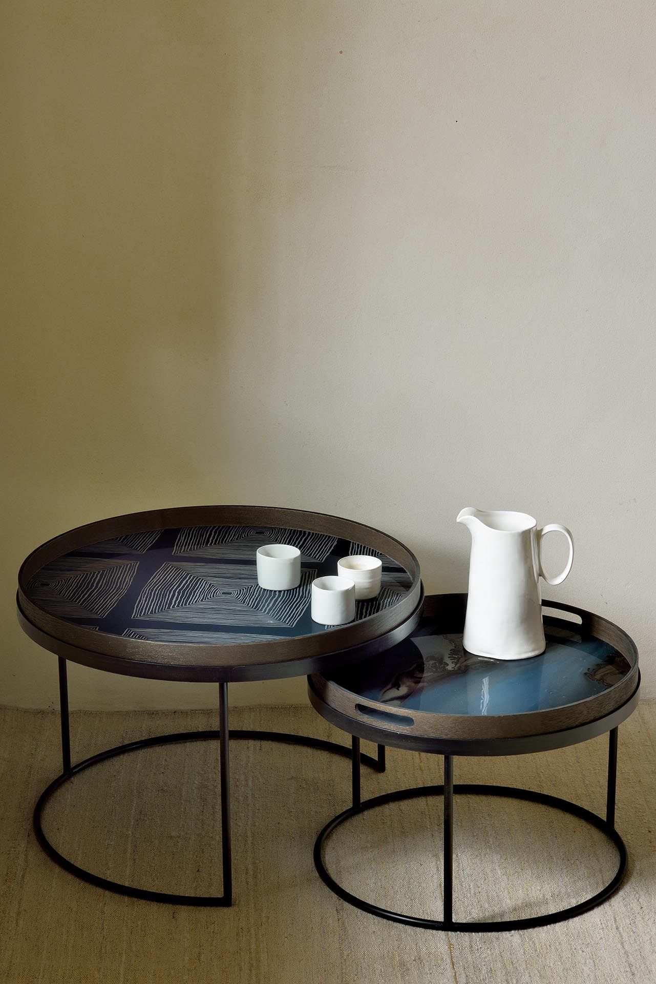 Couchtisch 2er Set Ethnicraft, rund, schwarz, mit Muster. Beistelltisch für Wohnzimmer.