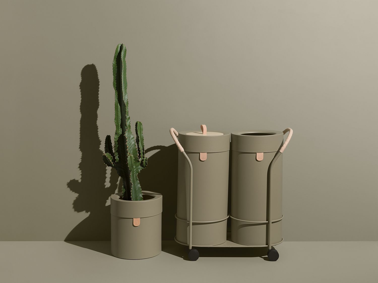 Bin There Mülleimer zur Mülltrennung, olivegrün, mit Kaktus als Dekoration für ein stilvolles Zuhause.