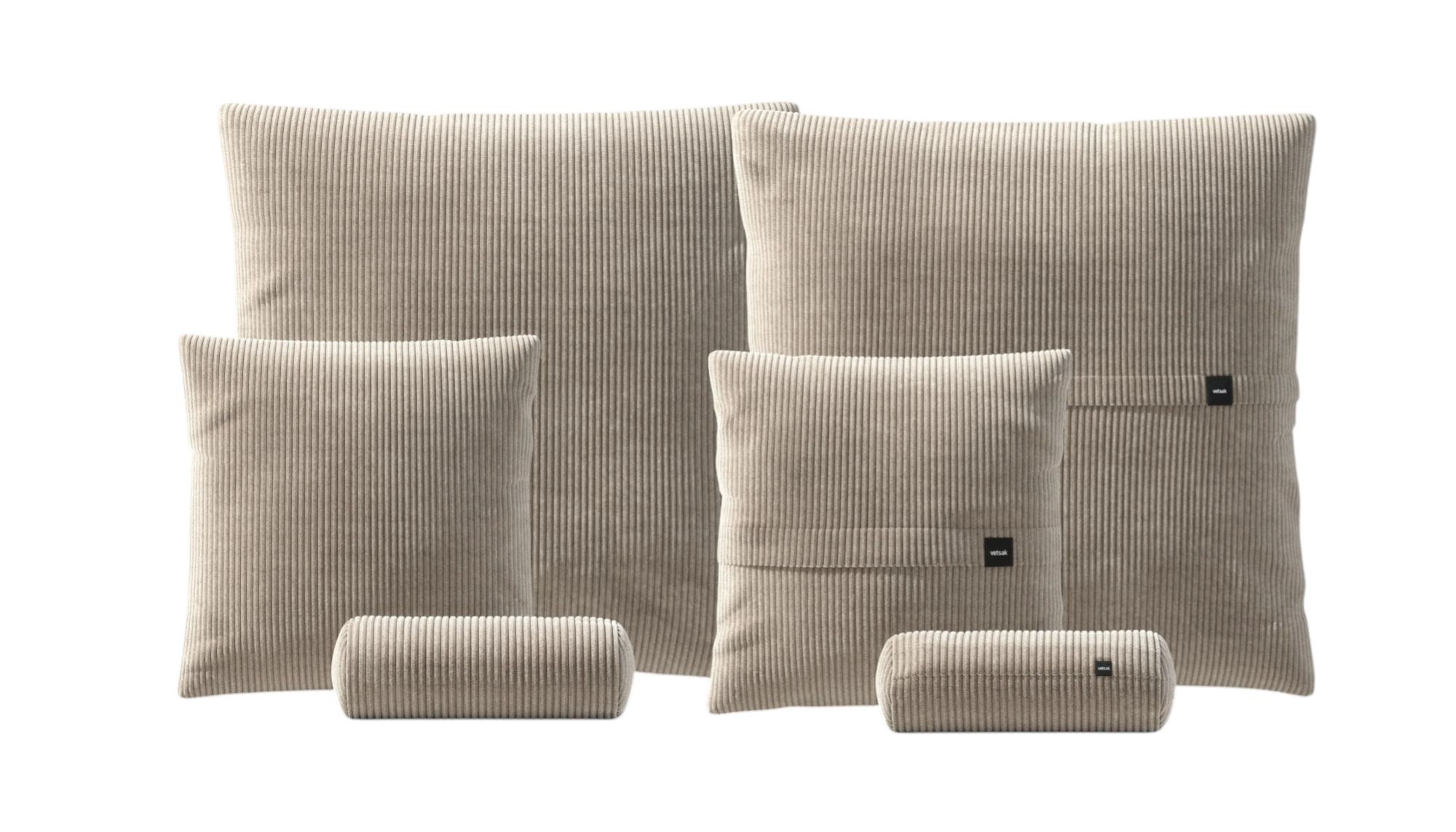 Vetsak Pillow Set: Sechs beigefarbene Kissen in verschiedenen Größen und Formen aus Cordstoff.