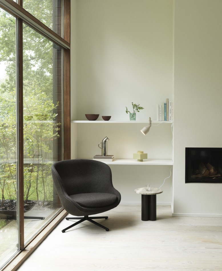Moderner Wohnraum mit Normann Copenhagen Beistelltisch Dit Coffee Table in Marmor-Optik neben einem Sessel.
