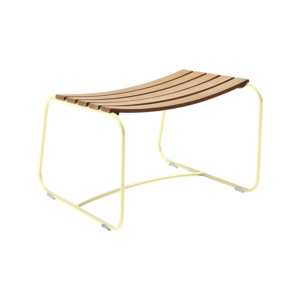 Fermob Surprising Outdoor-Fußhocker mit Lattenrost-Sitzfläche und hellgelbem Metallgestell, ideal für Garten und Terrasse.