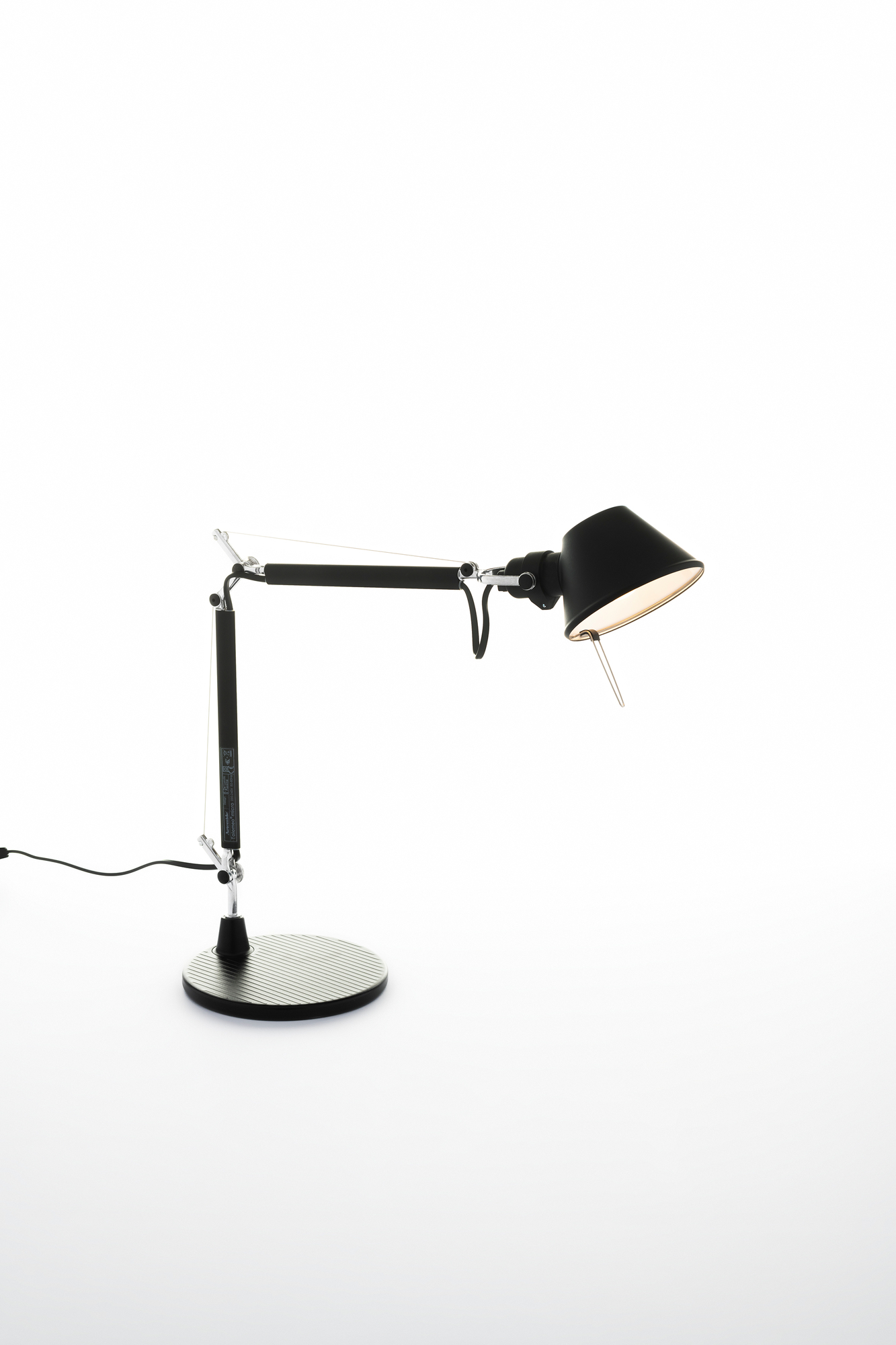 Schwarze Tolomeo Micro Tischleuchte von Artemide mit verstellbarem Arm und rundem Fuß für Schreibtisch.