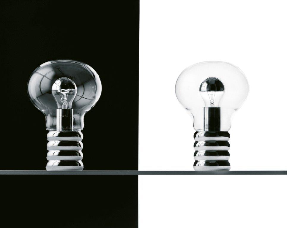Zwei Bulb Tischleuchten von Ingo Maurer vor schwarzem und weißem Hintergrund.