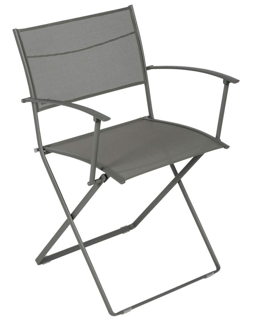 Grauer Plein Air Stuhl von Fermob, ein klappbarer Outdoor-Stuhl mit Armlehnen und Stahlgestell.