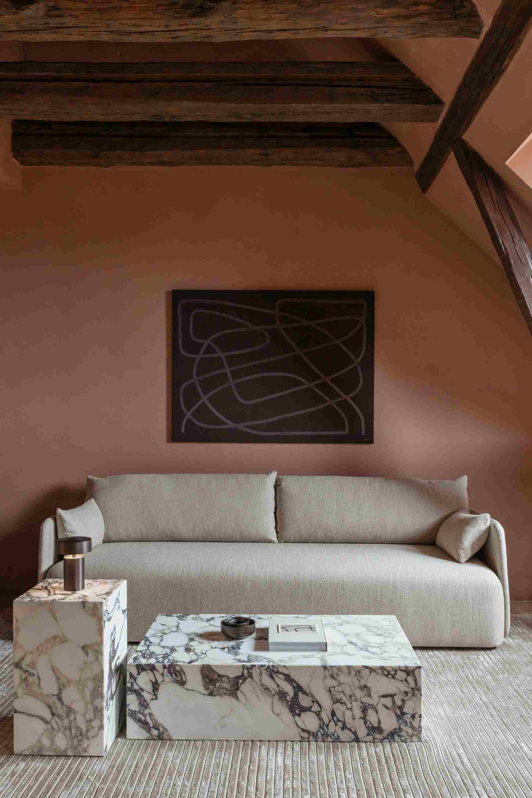 Audo Copenhagen Plinth Beistelltisch aus Rose Calacatta Viola Marmor im Wohnzimmer.
