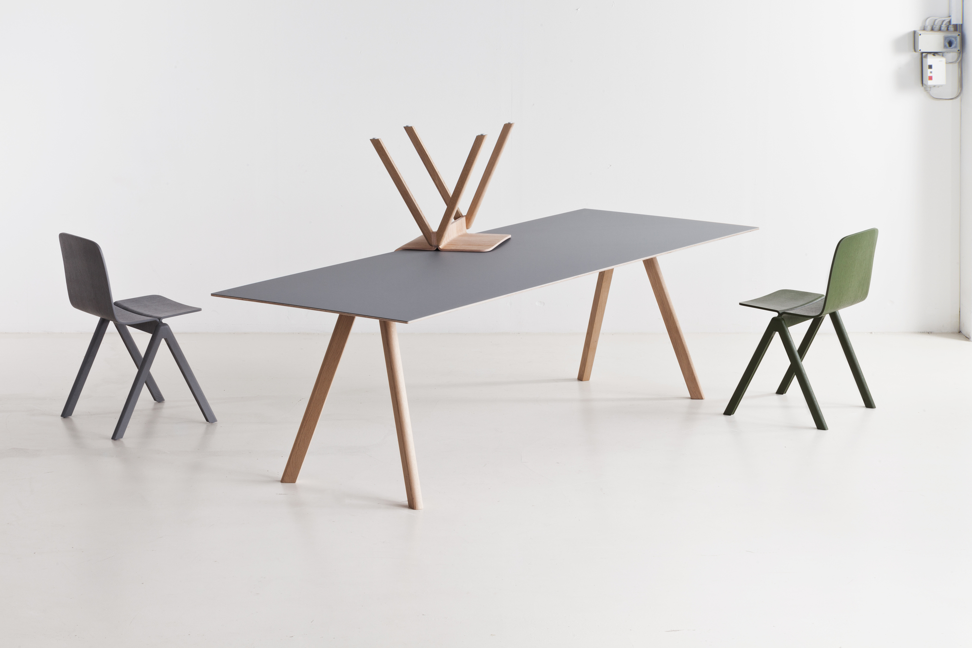Copenhague Table CPH 30 von Hay: Graue Tischplatte mit Holzbeinen, zwei Stühle.