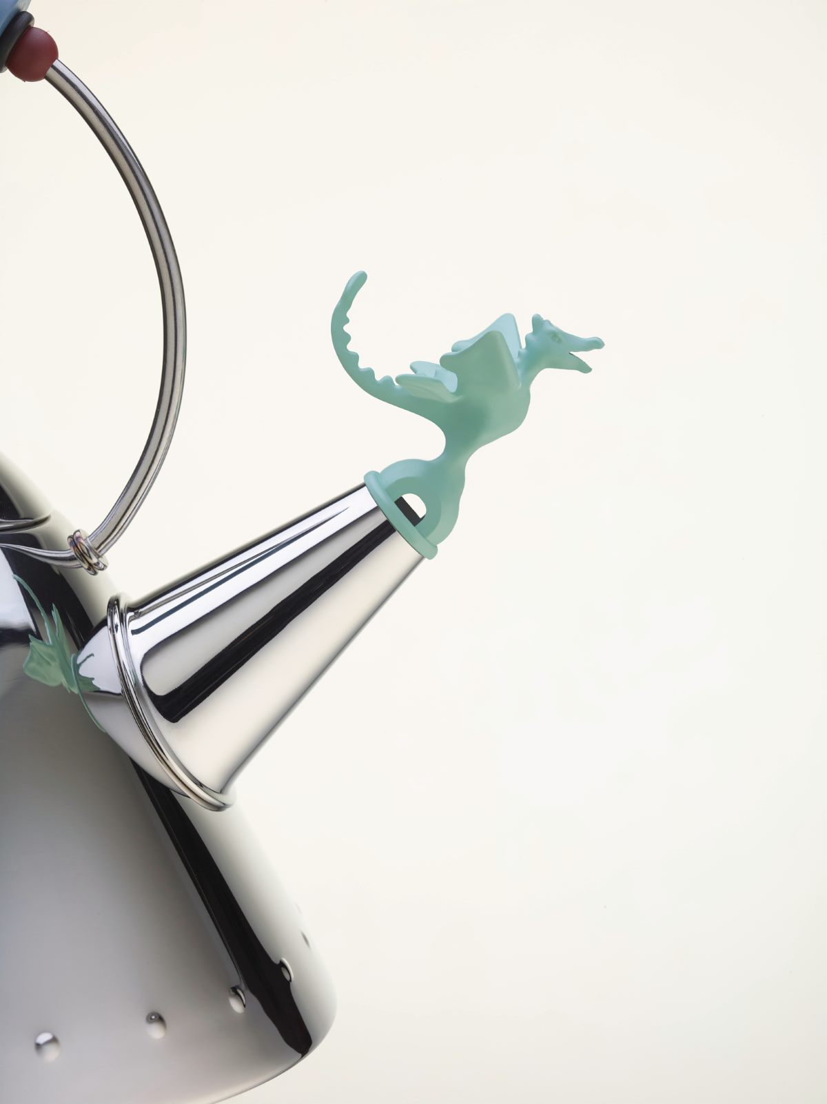 Bild eines Alessi Wasserkessels mit mintgrüner Drachen-Flöte als Ersatzteil. Vogel-Flöte für Teekessel.