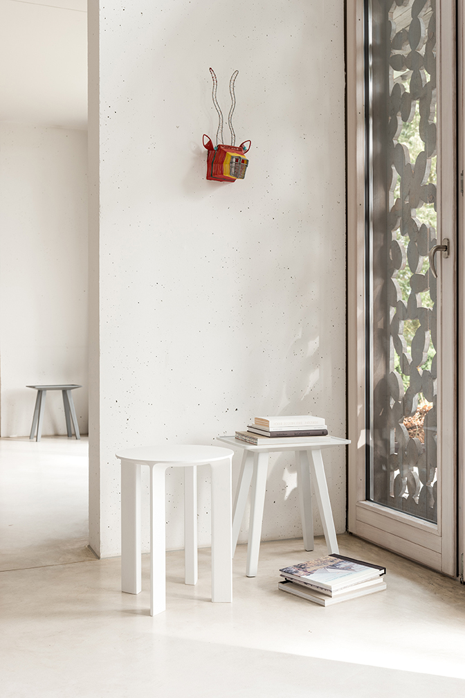 Weißer Nini Hocker von Schönbuch im minimalistischen Interieur, ideal als Sitzgelegenheit oder Beistelltisch.