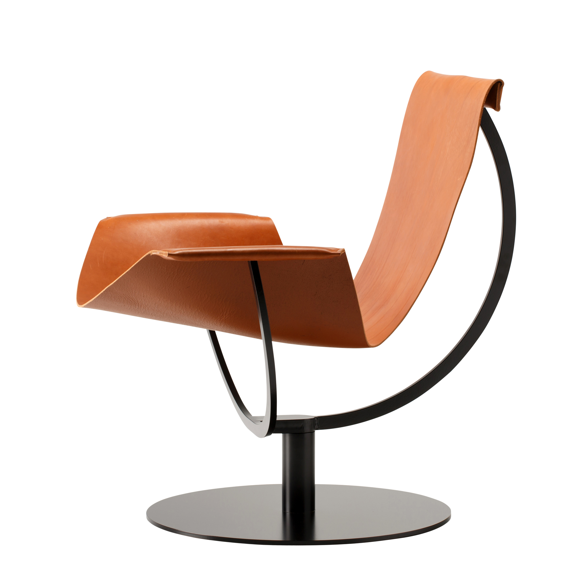 Arch Chair Ledersessel mit schwarzem Metallgestell, modernes Design für Wohnzimmer und Büro.