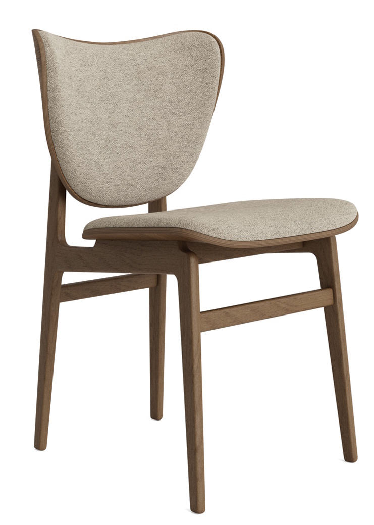 NORR11 Elephant Dining Chair, vollgepolstert, mit hellgrauem Stoffbezug und Holzbeinen, modernes Möbeldesign.