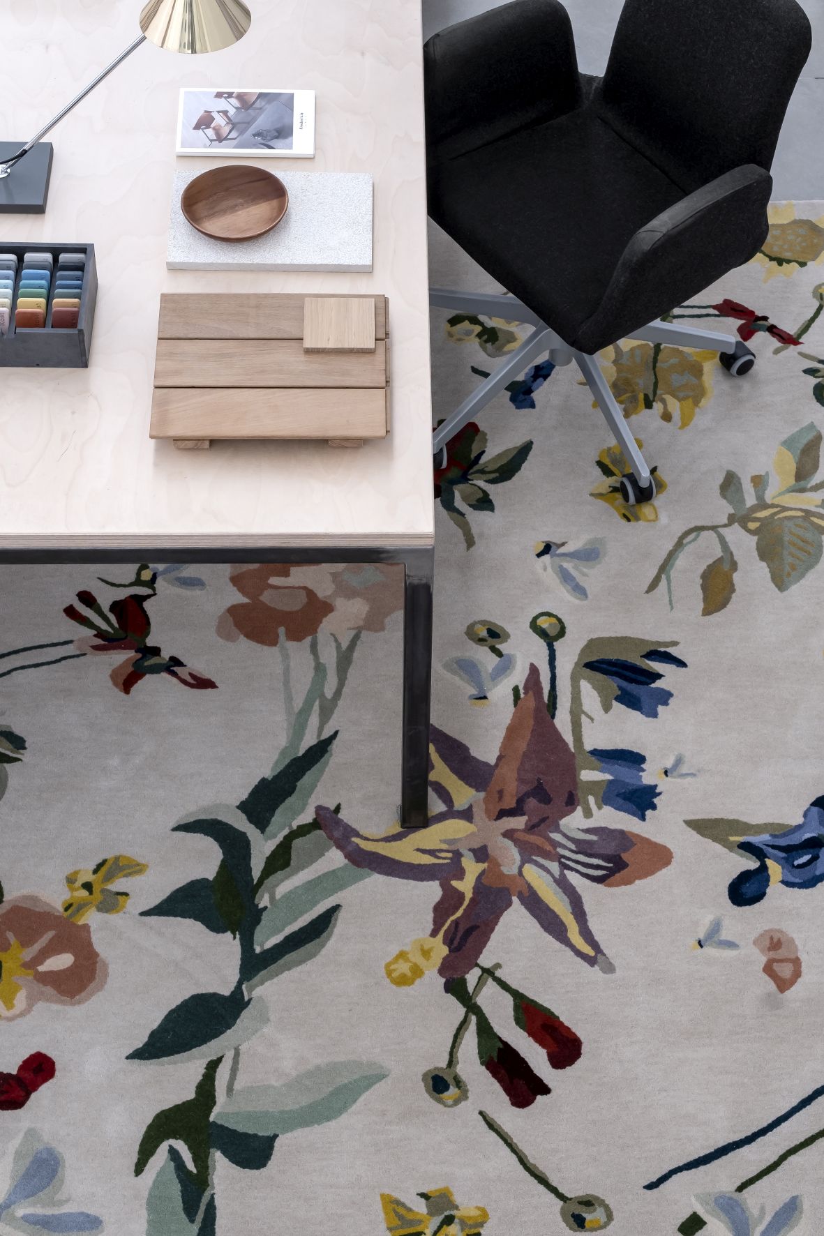 Detailaufnahme des Nanimarquina Flora Promenade Teppichs (200x300 cm) mit floralem Muster im Arbeitszimmer.