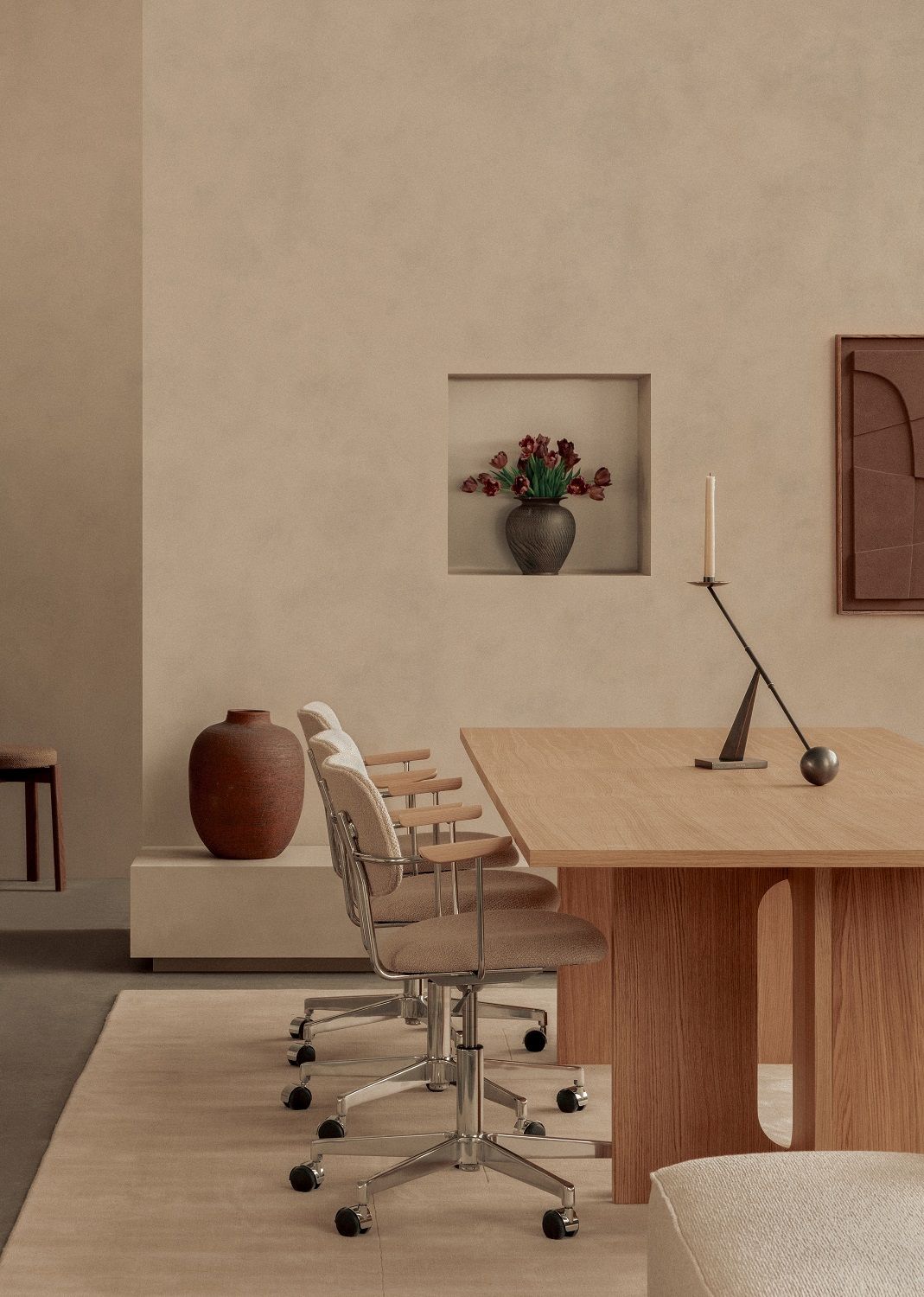 Nahaufnahme von drei Co Task Chairs Drehstühlen von Audo Copenhagen in einem minimalistischen Büro.