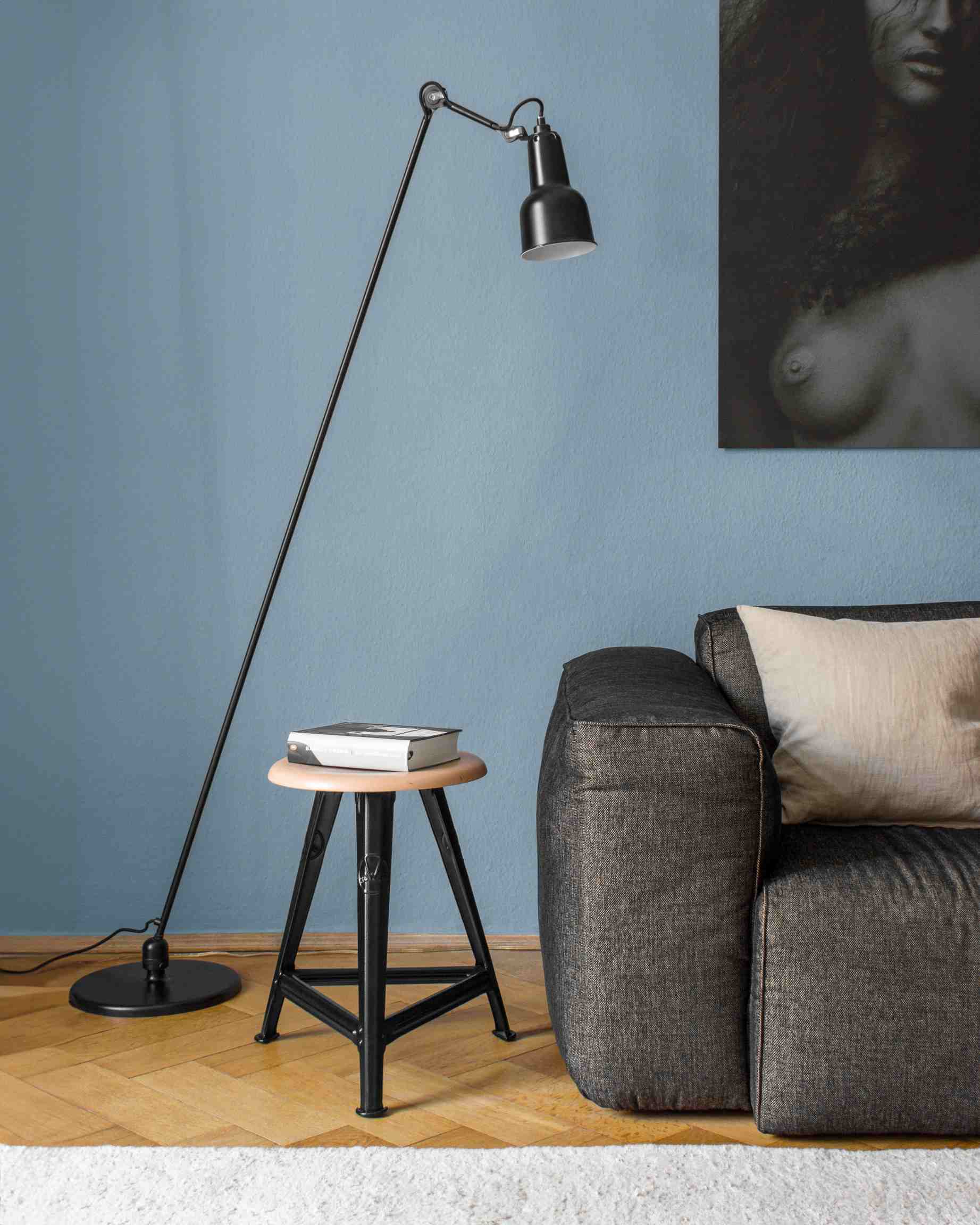 Nahaufnahme des Rowac Schemel Model I 50 cm Hockers mit Buch neben einer Stehlampe.