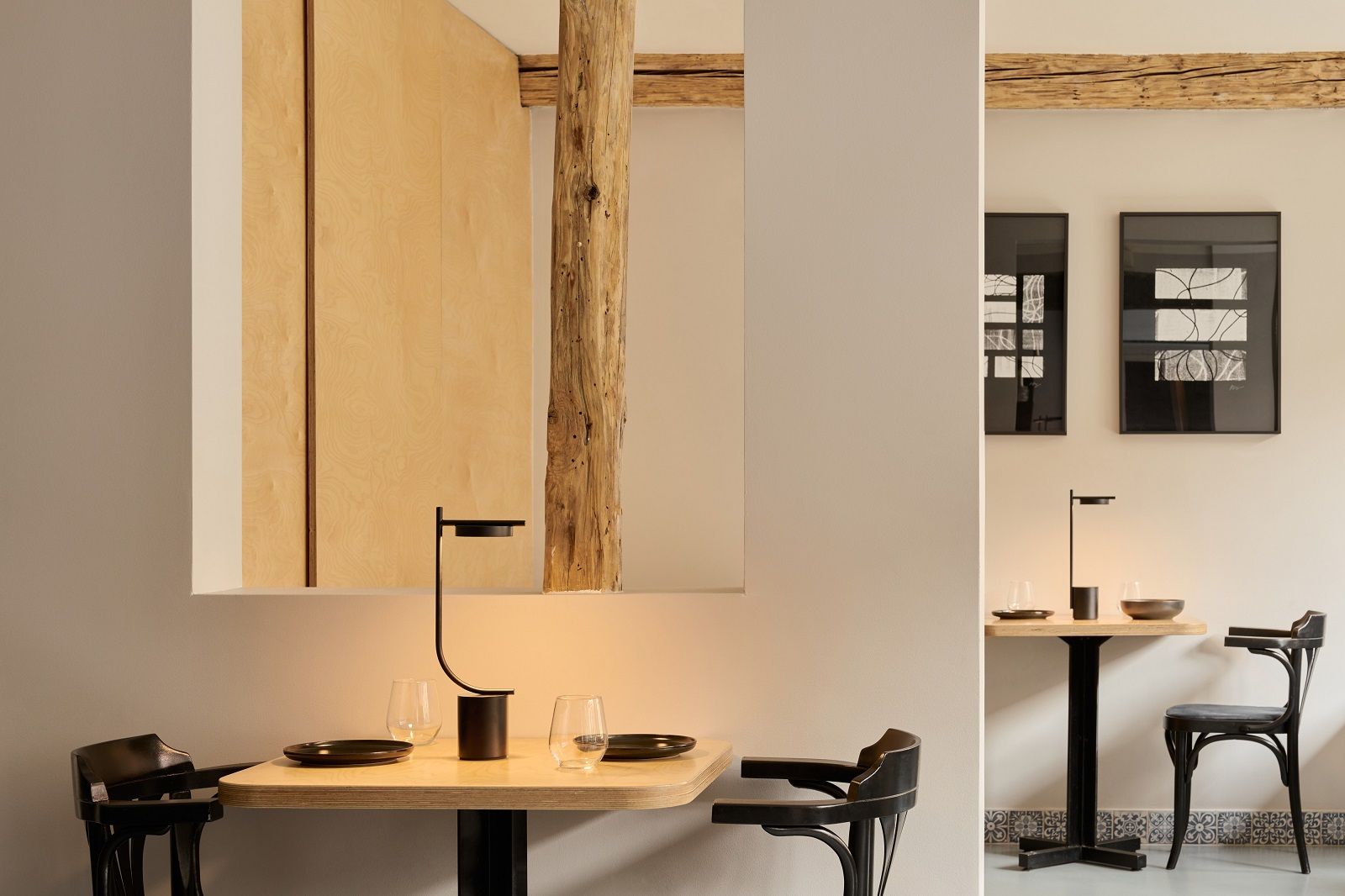 Igram Tischleuchte von Grupa  auf Esstisch, modernes Design, warmes Licht, Akku-betriebene Lampe.