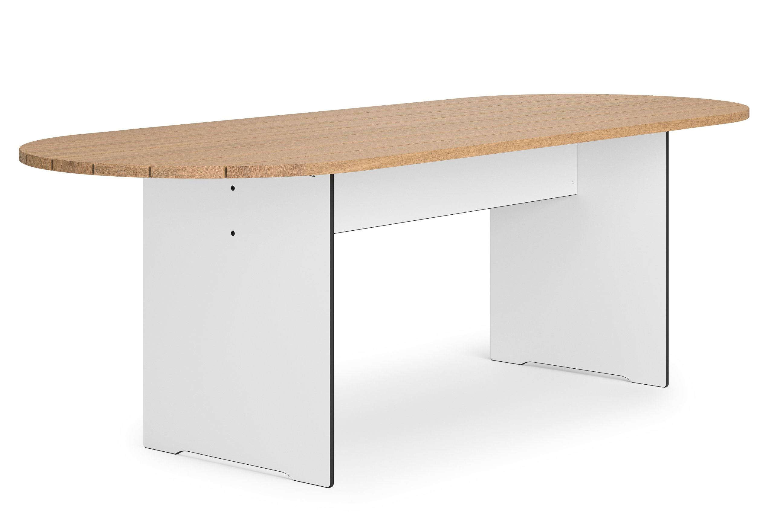Riva Vario Outdoor Tisch von Conmoto mit ovaler Holzplatte und weißen Beinen.