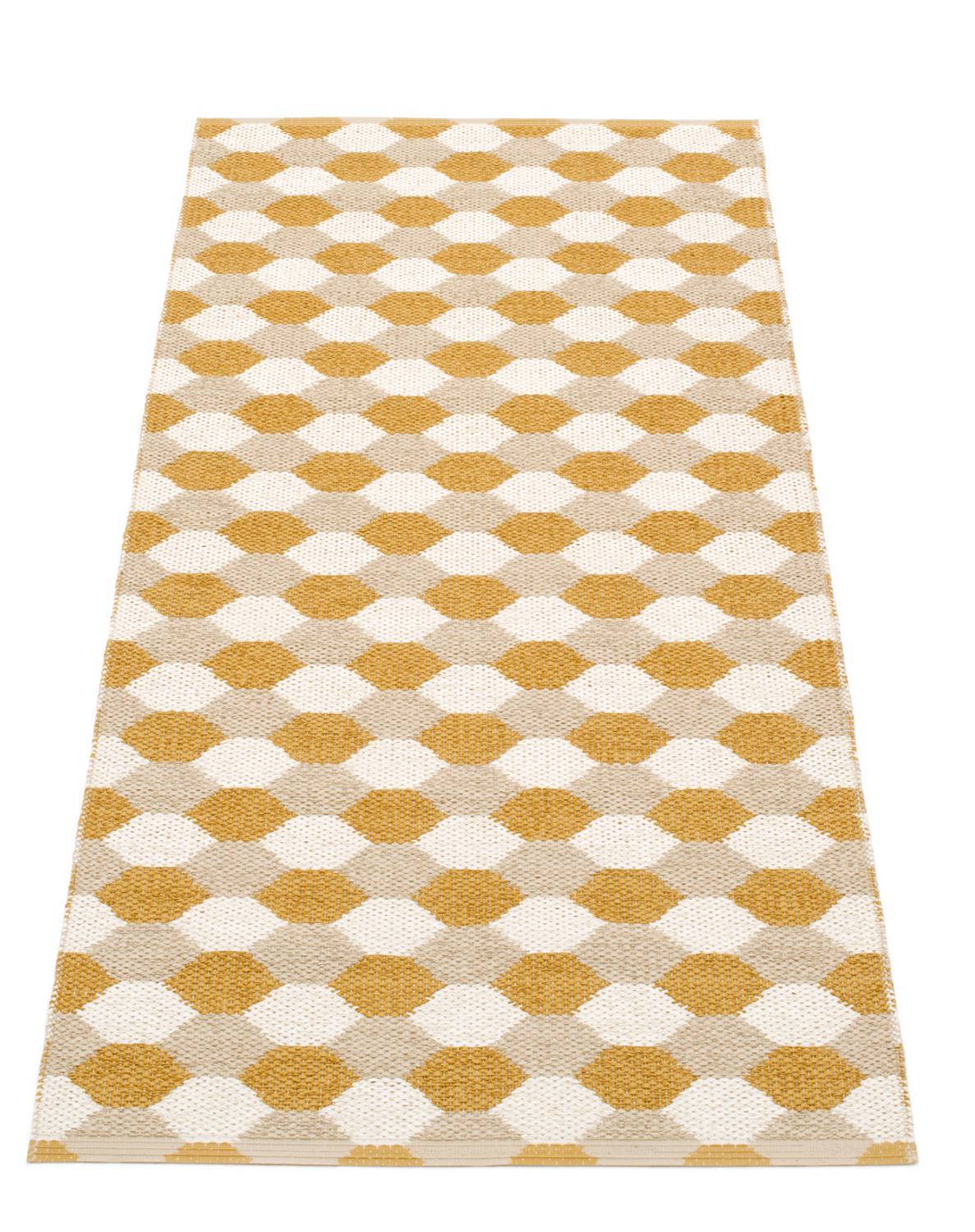 Dana Kunststoffteppich von Pappelina, 70x160 cm, in Ocker mit geometrischem Rautenmuster.