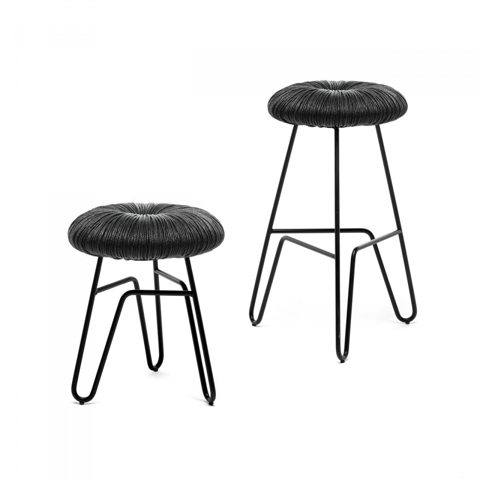 Zwei schwarze Donut Hocker von Mogg, unterschiedliche Höhen, modernes Design für Wohnen und Büro.