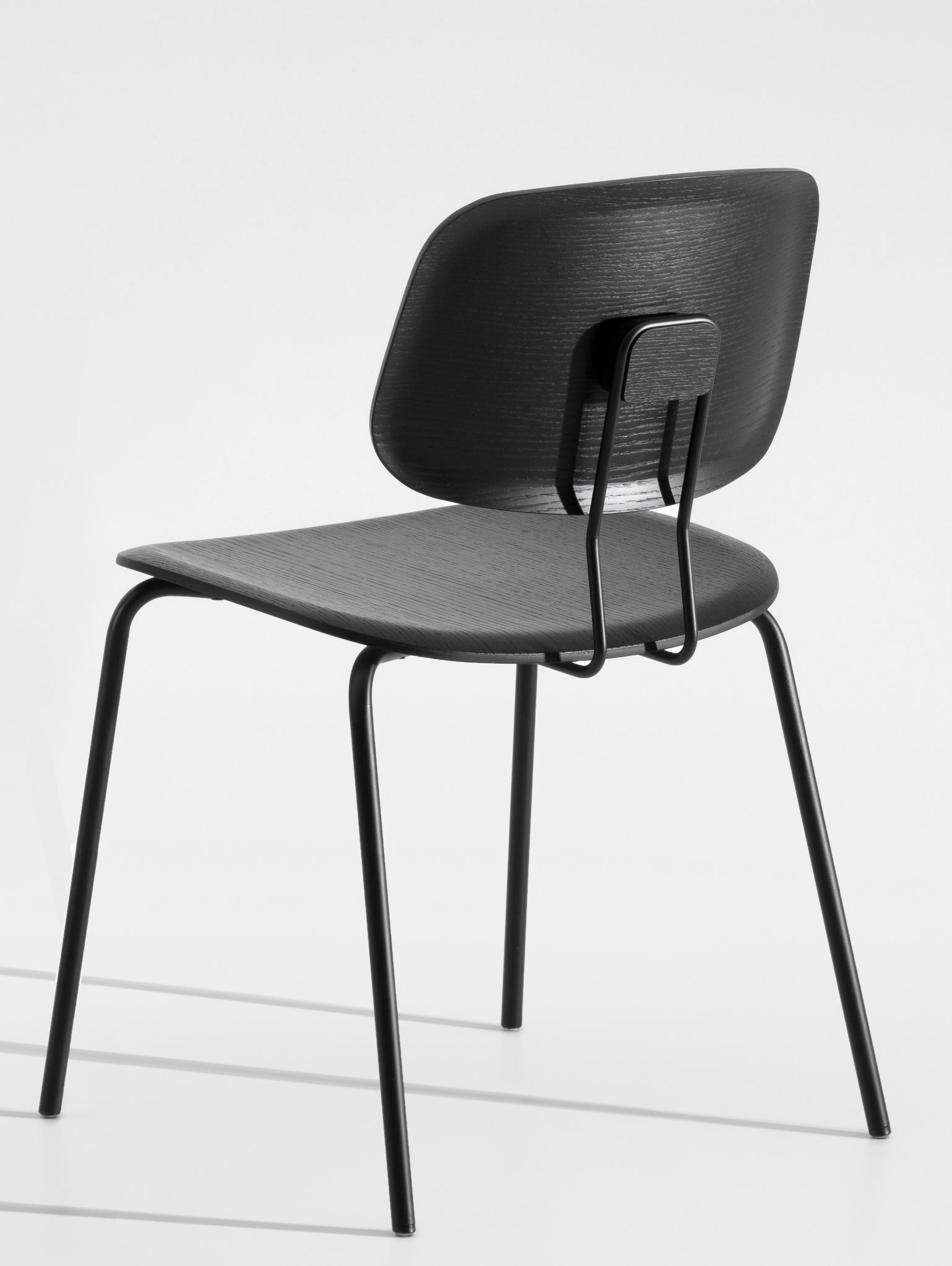 Okito Ply Dining Chair Stuhl von Zeitraum, schwarzes Holz, minimalistisches Design, Ansicht von hinten.