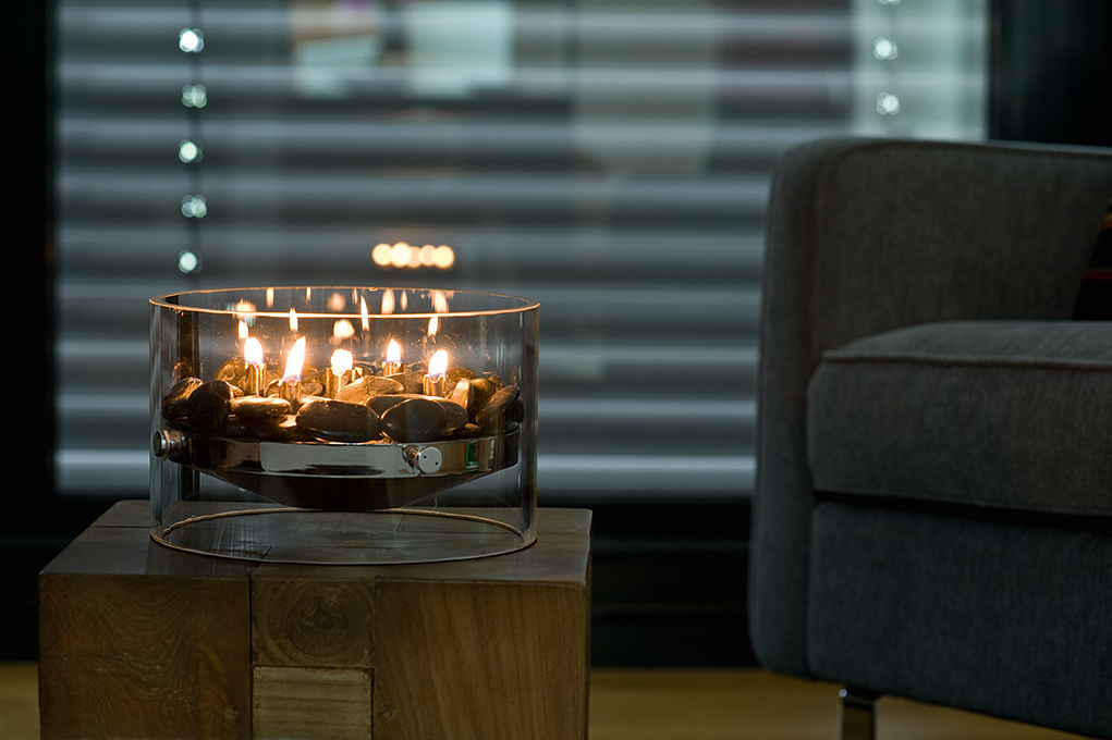 Philippi Fire Tischkamin: Moderner Ethanol Kamin mit Steinen und Glas für gemütliche Atmosphäre.